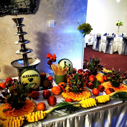 Bufet cu fructe sculptate și fântână de ciocolată