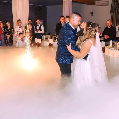 Miri dansând cu artificii reci și fum greu