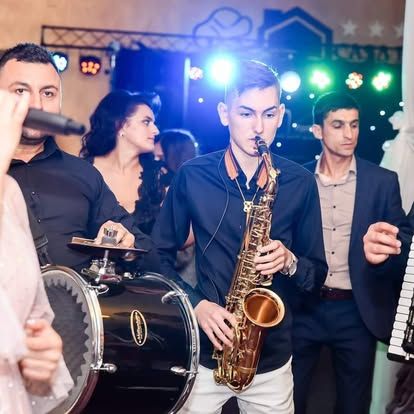 Formație live cu saxofon la o petrecere